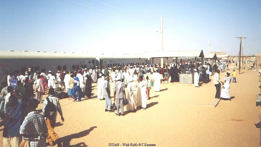Вади Халфа. Судан. Отправление поезда.