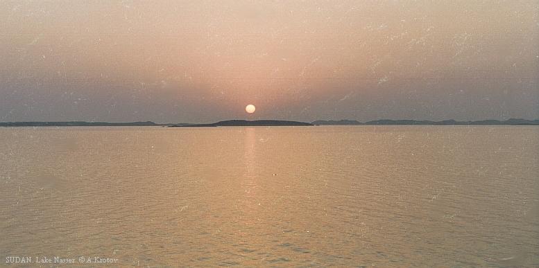 Так виден закат с египетского берега озера Нассер.