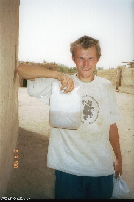 Григорий Кубатьян в Судане. Суданская "питьевая" вода веселит его.