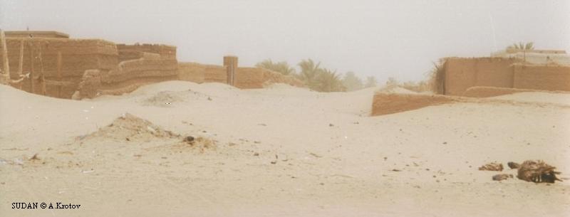 Песчаня буря в суданской деревне.