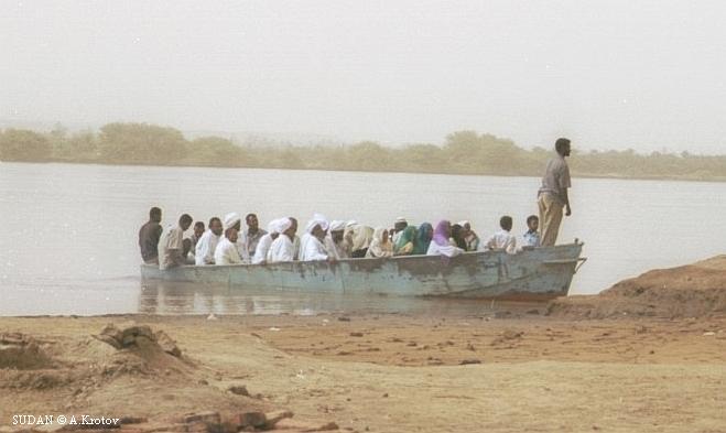 Переправа через Великий Нил на лодке "Спаси Аллах!" Судан.