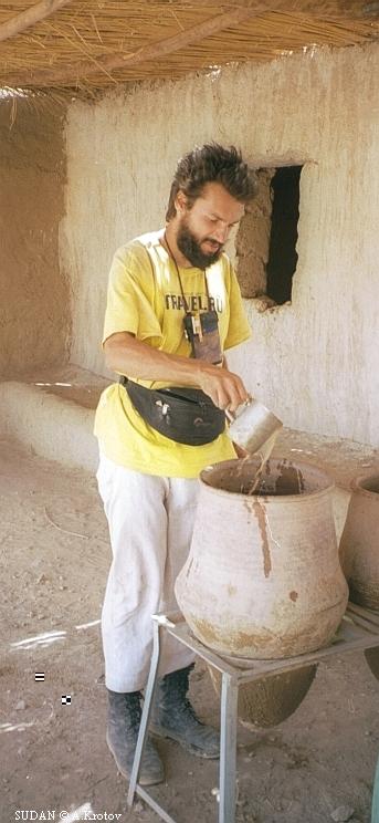 Антон Кротов дегустирует воду из питьевого кувшина. Судан. Восточная Сахара.