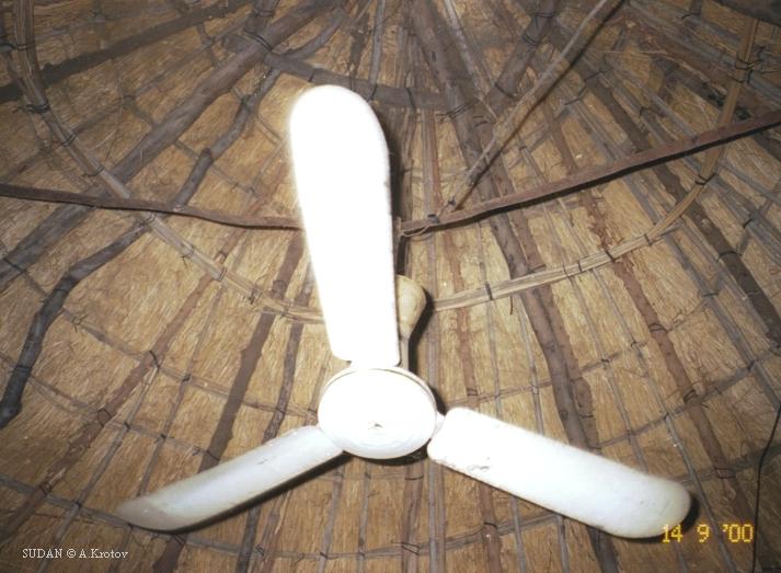 Вентилятор под потолком полицейской хижины. Электричество от дизеля пограничников.