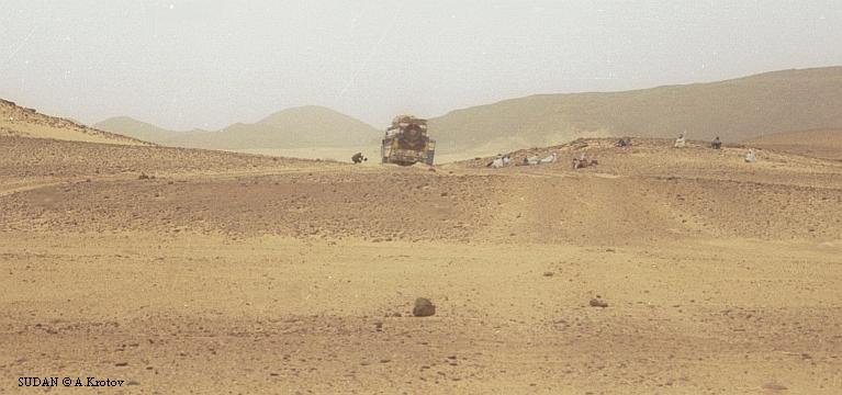 Поломка машины посреди Сахары. Судан.