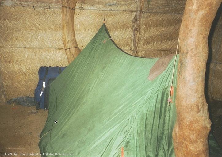 Палатка внутри сарая. От комаров. Судан. 
