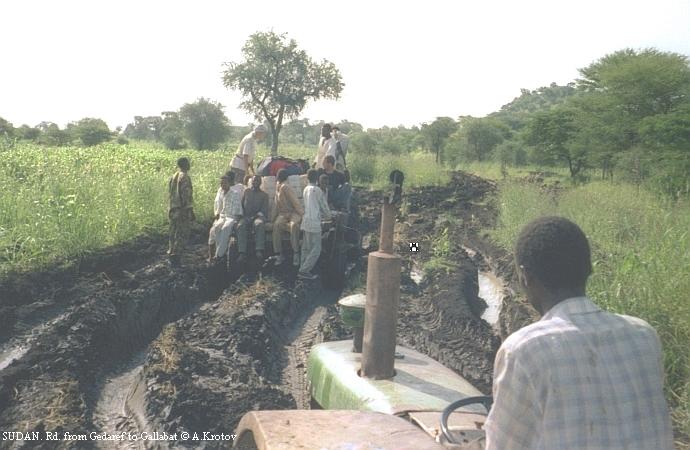 На тракторных прицепах по болотам Африки. До границы с Эфиопией еще 20 км.
