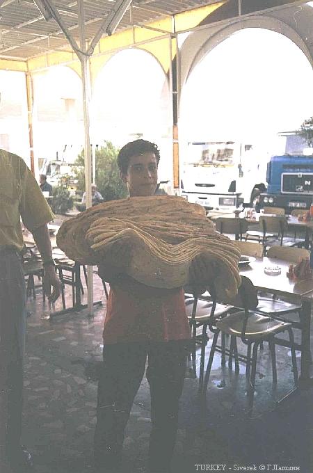Турецкие хлебные лепешки. (48549 bytes)