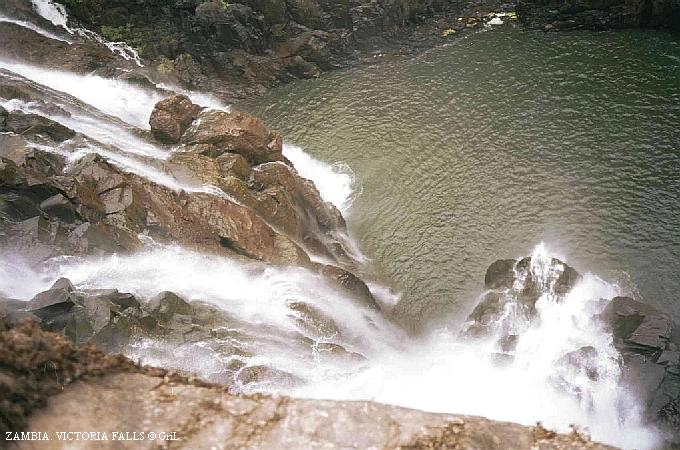 Маленький "ручеек" - кусочек водопада Виктория. Фото сверху вниз.