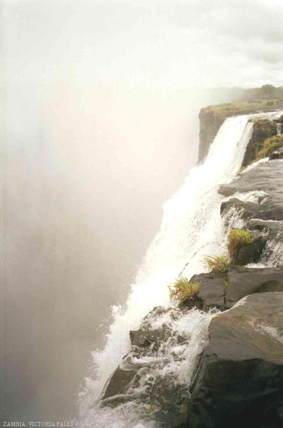 Основной слив водопада Виктория вблизи. 