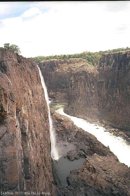 Спрыгнув с высоты 130 метров, река Замбези делает крутой поворот на юг.
