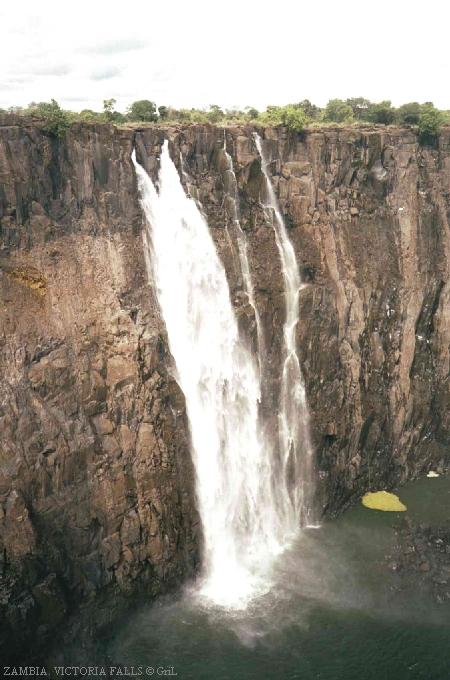 Высота водопада - около 130 метров. Большой водопад с такого расстояния не сфотографировать - мешает водяная пыль.