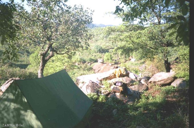 Утро в Замбии. Моя палатка среди соломенных хижин.