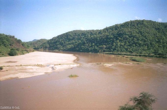 Река Луангва в восточной Замбии.