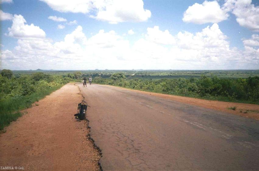 Гладкая и пустая замбийская дорога.