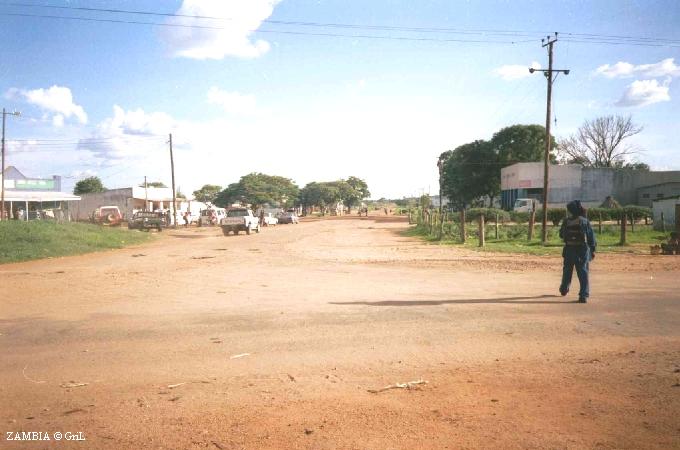 Дорога в Мозамбик. Развилка посреди замбийской деревни.