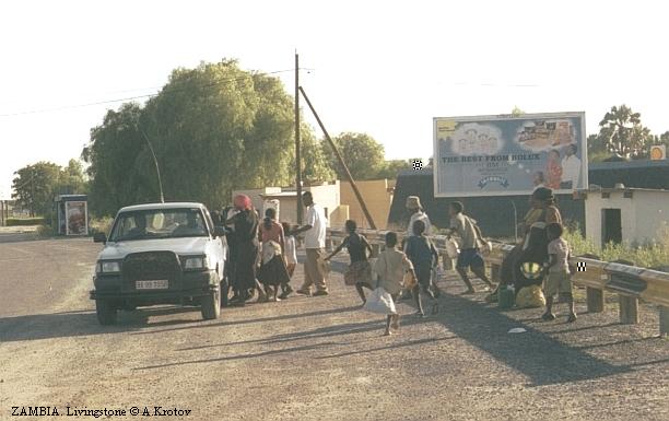Замбийские автостопщики на выезде из Ливингстона.